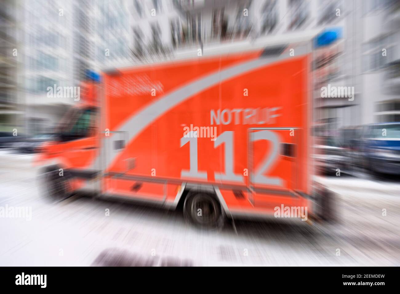 Notarzt Mettungswagen der Berliner Feuerwehr, Einsatzfahrt mit Blaulicht, Blaulicht und Matinshorn, Ambulanz, Kreuzberg, Berlín Foto de stock