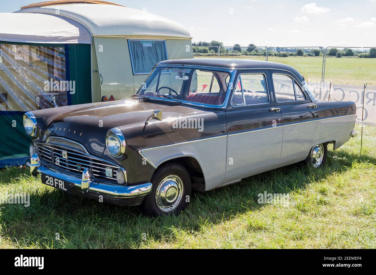 Una vieja berlina ejecutiva Ford Zodiac restaurada y usada para remolque de una pequeña caravana de gira para espectáculos y eventos en El Reino Unido Foto de stock