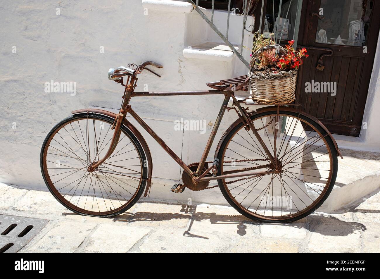 Bicicleta apoyada en una pared fotografías e imágenes de alta