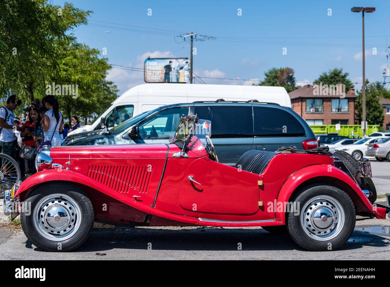 El viejo coche clásico de MG sigue funcionando en Toronto. El vehículo ofrece un marcado contraste con los modelos modernos. Foto de stock