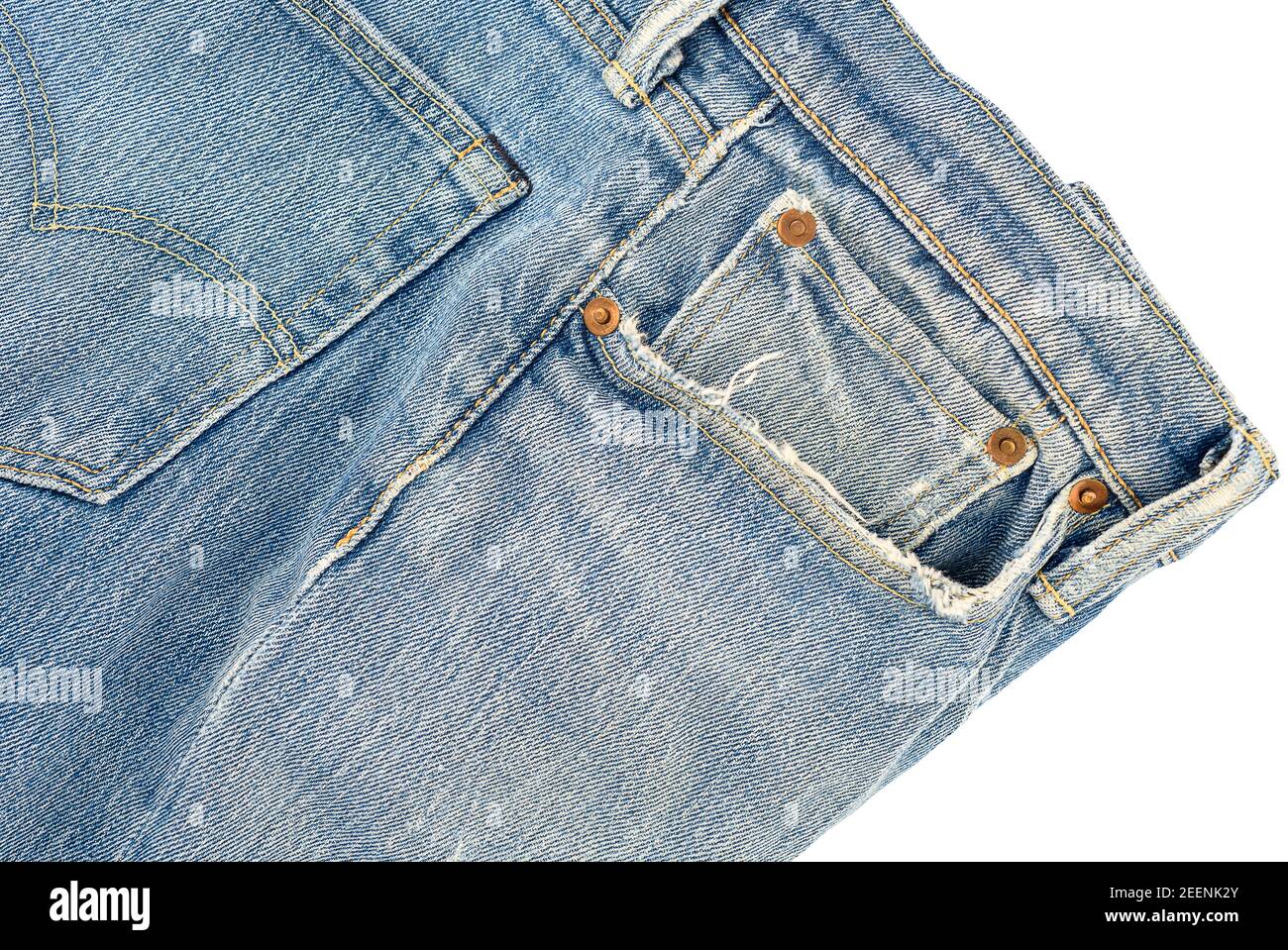 Un bolsillo de jeans viejos, hilos deshilachados y sueltos. Primer plano fondo blanco Fotografía de stock - Alamy