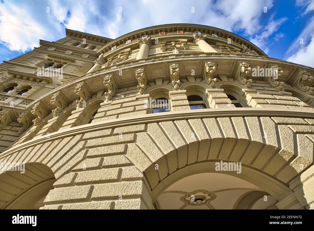 Vista inferior de los detalles del edificio del Parlamento o Bundeshausthe alberga la Asamblea Federal Suiza y el Consejo Federal. Un punto de referencia histórico Foto de stock