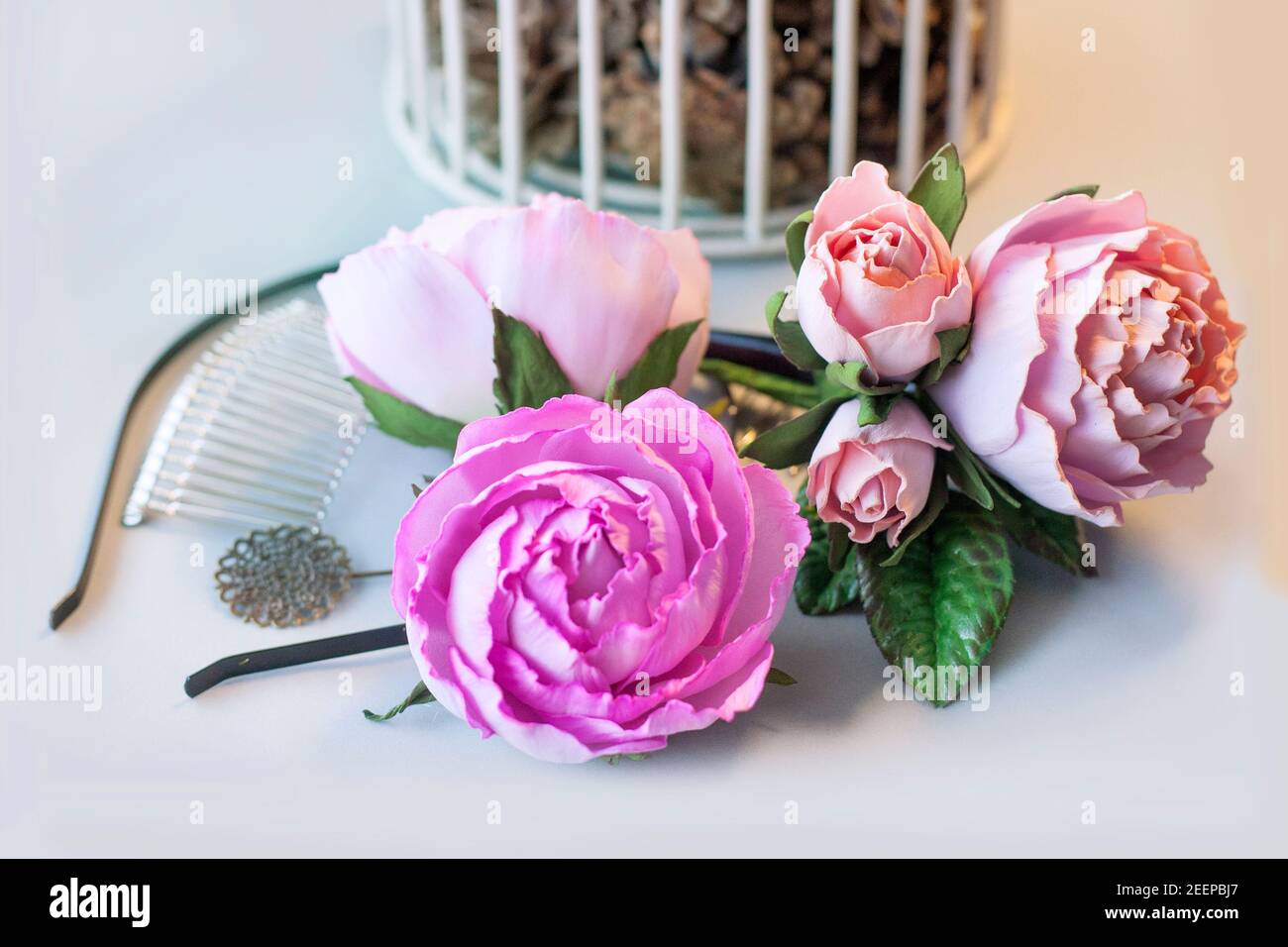 Flores de Rosa artificial de espuma, foamiran taller de masterclass paso a  paso, guía de artesanía Fotografía de stock - Alamy