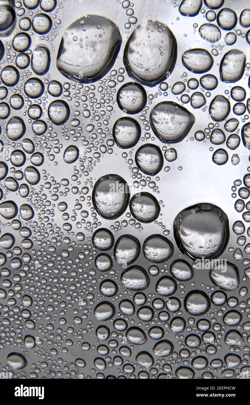 condensación de agua congelada que se condensó dentro de una botella de agua  de plástico Fotografía de stock - Alamy