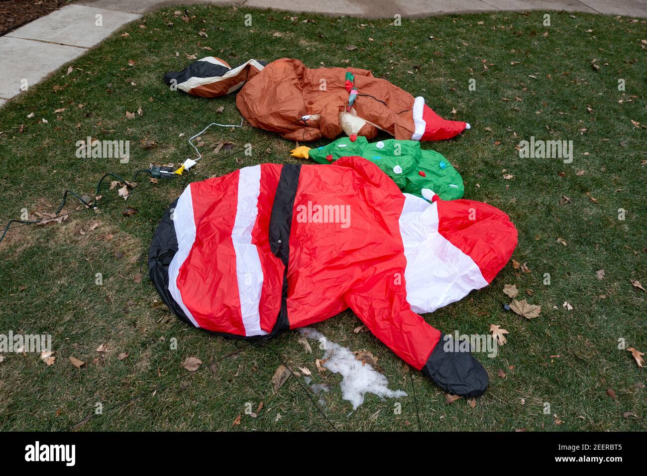 Adornos navideños desinflados en el patio delantero de una casa. St Paul Minnesota MN EE.UU Foto de stock