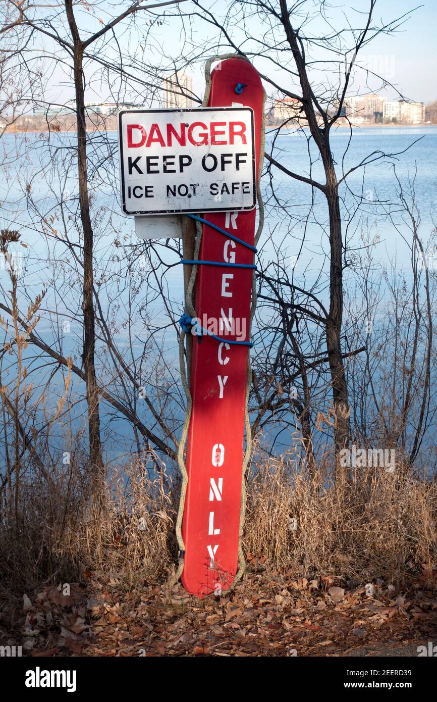 Placa de hielo de recuperación para salvar vidas de emergencia con cuerda larga atada a la señal de advertencia para mantener el hielo delgado en el lago BDE Maka Ska. Minneapolis Minnesota MN EE.UU Foto de stock