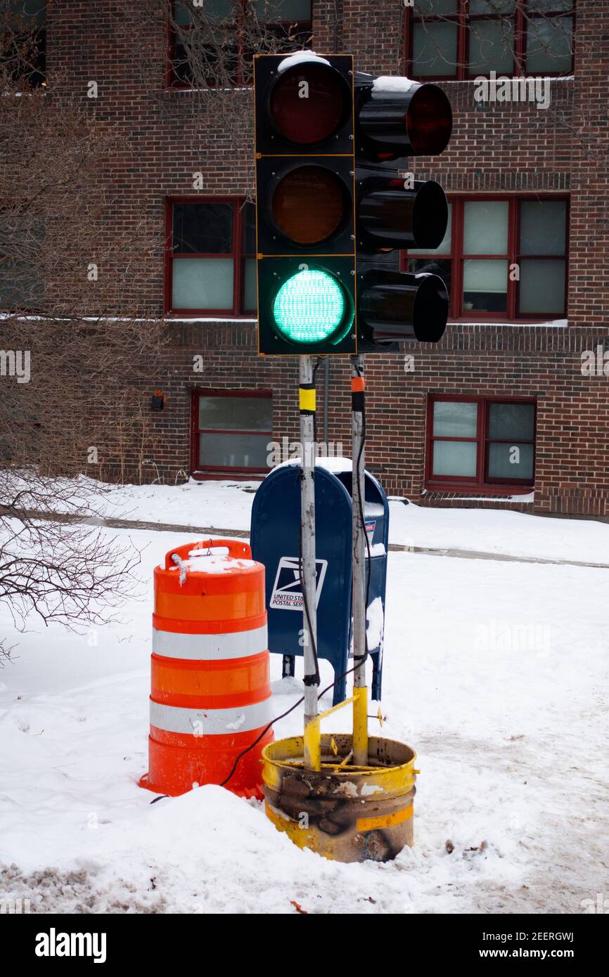 Semáforo de pie en un cubo debido a un accidente. St Paul Minnesota MN EE.UU Foto de stock