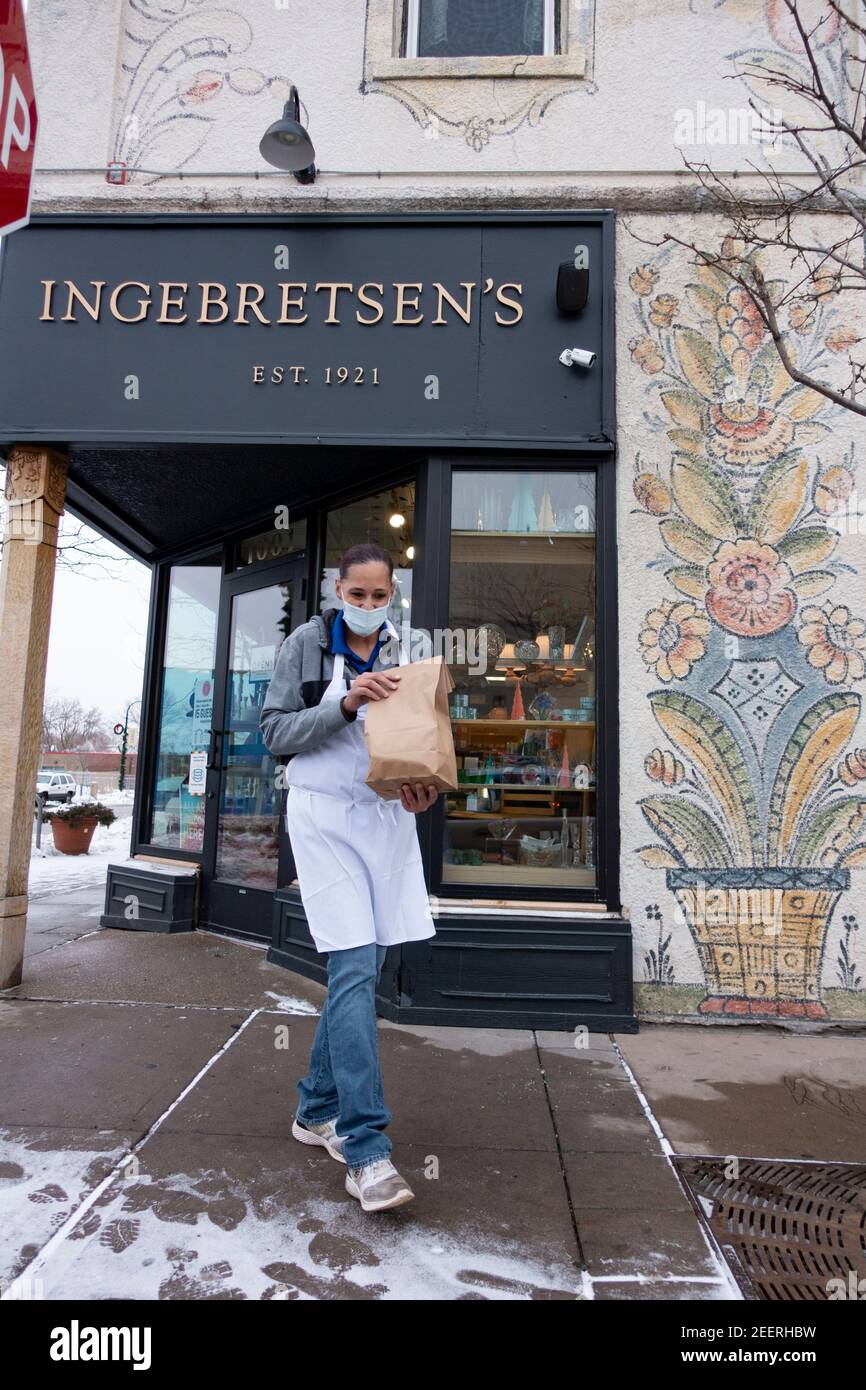 Orden en la acera con entrega enmascarada de lutefisk del mercado Nórdico de Ingebretsen durante la pandemia de Covid. Minneapolis Minnesota MN EE.UU Foto de stock