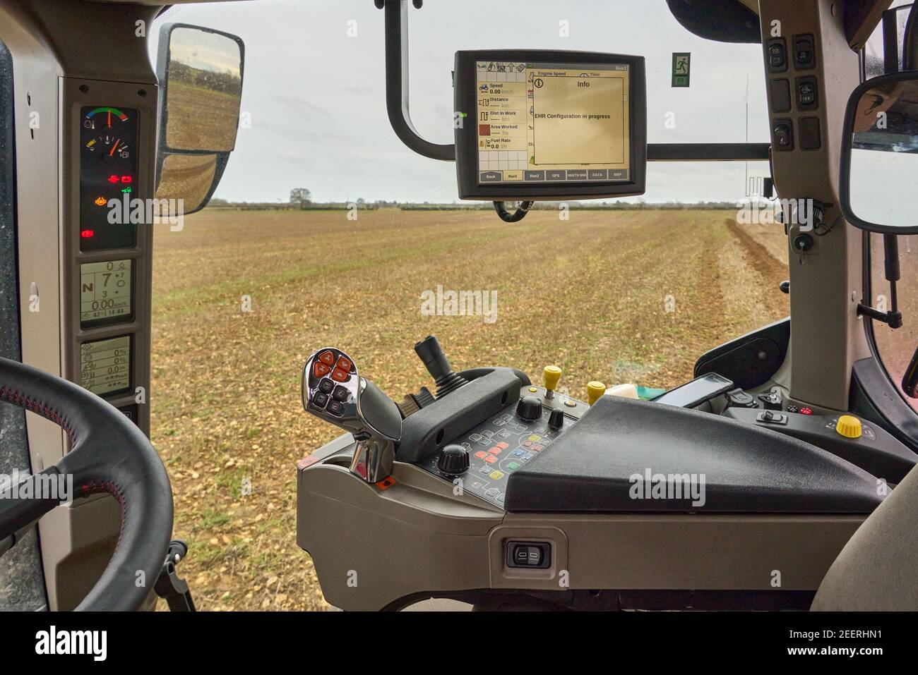 del moderno tractor agrícola Case Puma del modelo 2021 la cabina muestra el panel de instrumentos y el panel de control del operador Fotografía de stock - Alamy
