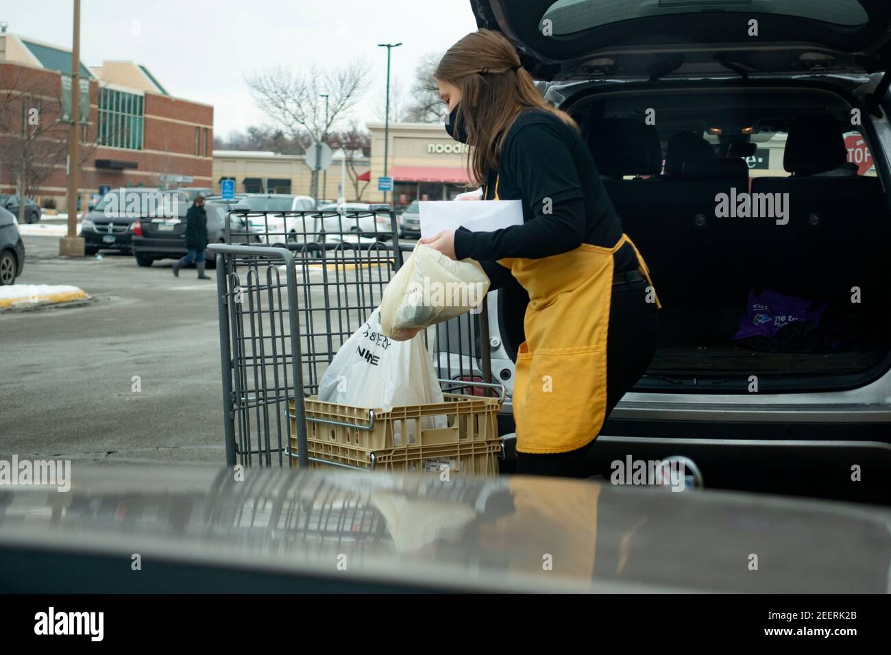 Lunds & Byerlys Supermarket comprador enmascarado entrega de comestibles al vehículo del cliente durante Covid Pandemic. St Paul Minnesota MN EE.UU Foto de stock
