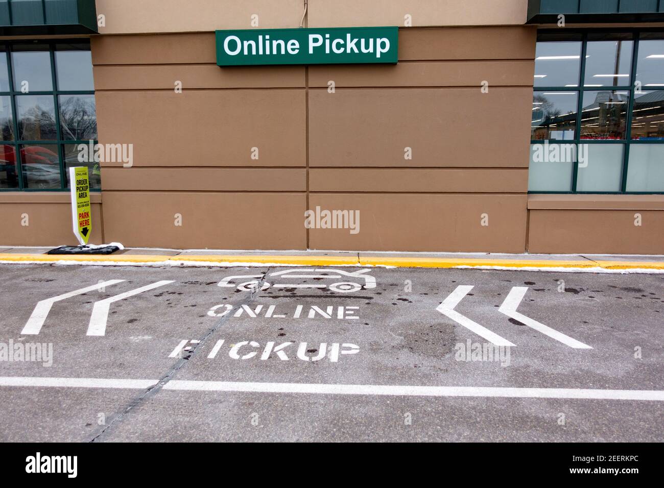 Lunds & Byerlys supermercado lugar de estacionamiento para recoger comestibles al borde de la acera durante la pandemia de COVID-19. St Paul Minnesota MN EE.UU Foto de stock