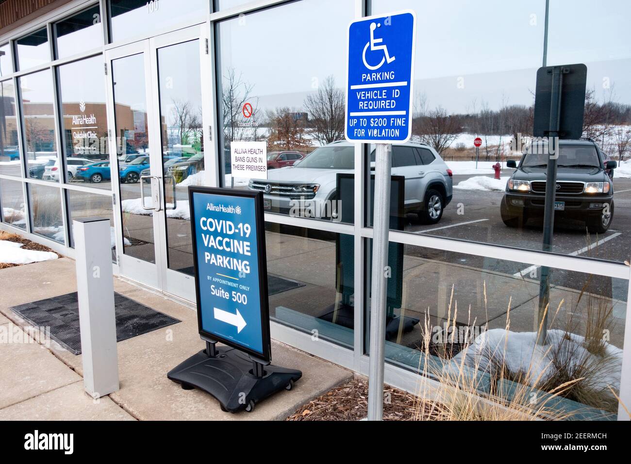 Alina Health Oakdale Clinic, señal de ubicación y dirección para la vacuna Covid-19 junto con la señal de estacionamiento para discapacitados. Oakdale Minnesota Minnesota, Minnesota, EE.UU Foto de stock