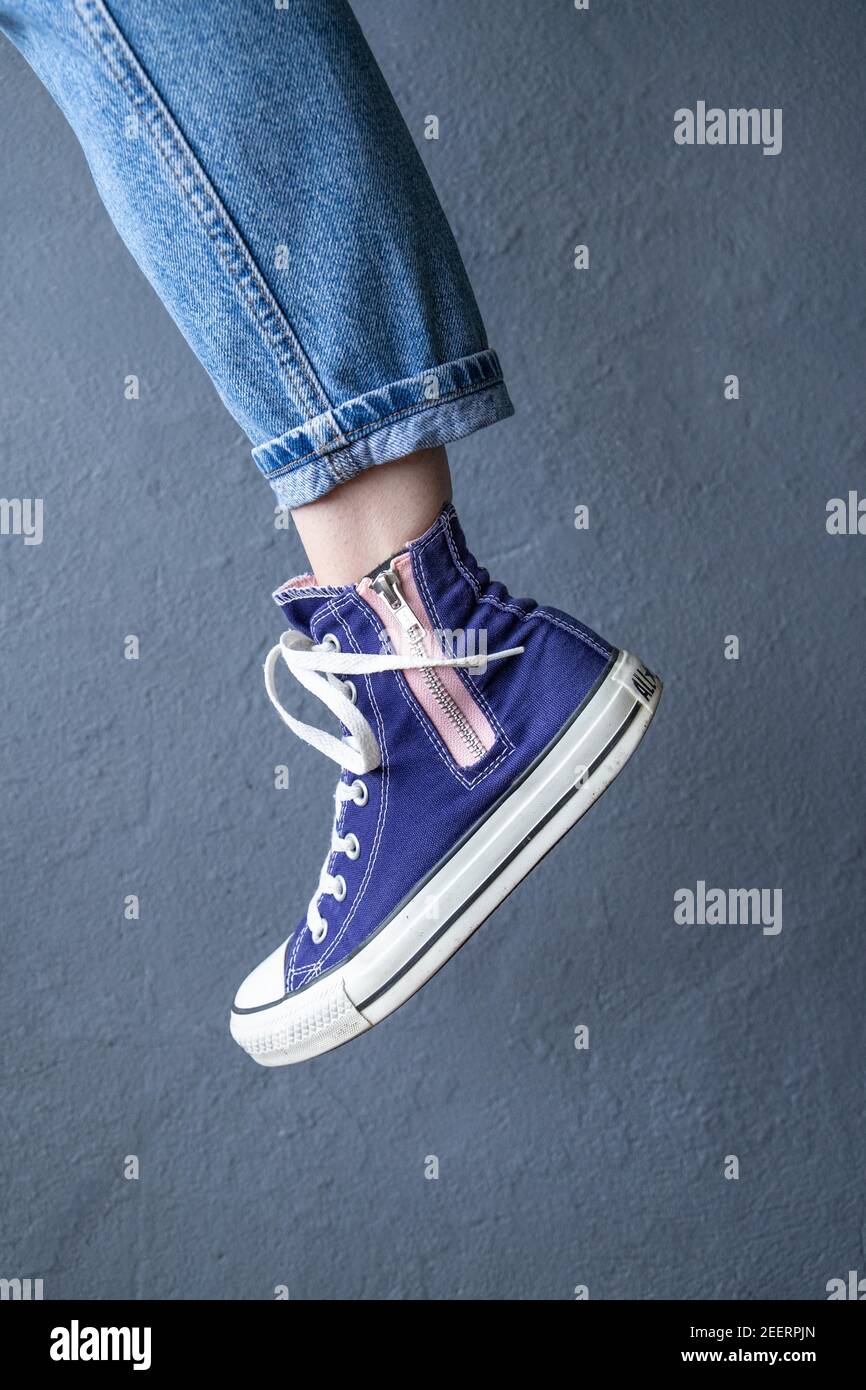 Converse de corte alto con cremalleras, con jeans azules Fotografía de  stock - Alamy