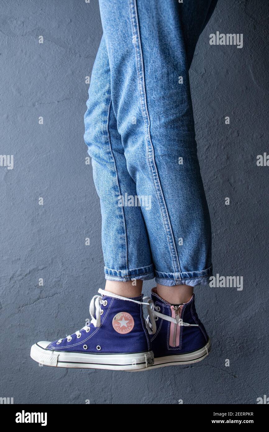 Converse de corte alto con cremalleras, con jeans azules Fotografía de  stock - Alamy