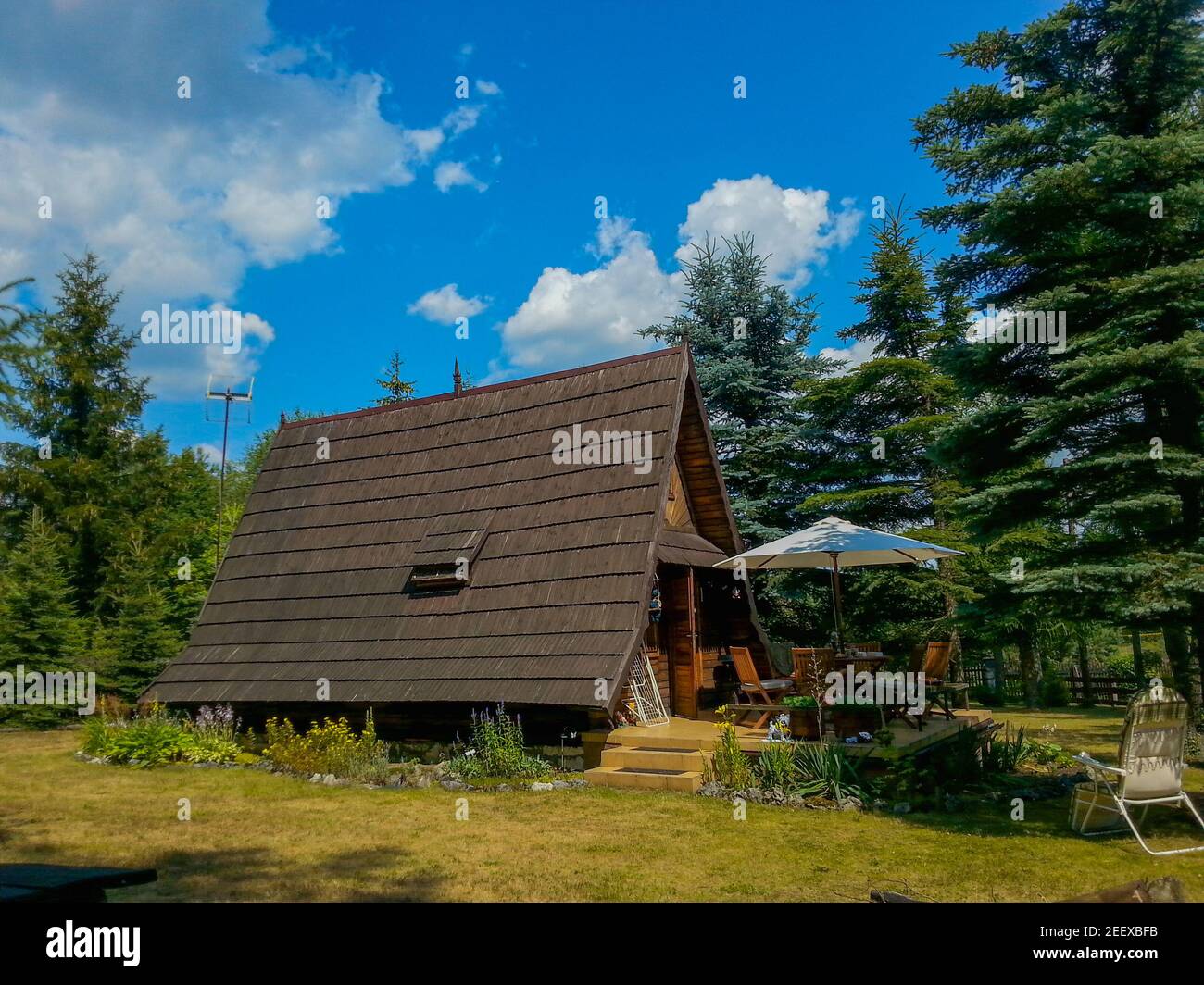 Casa de madera en el pueblo en el día nublado Foto de stock