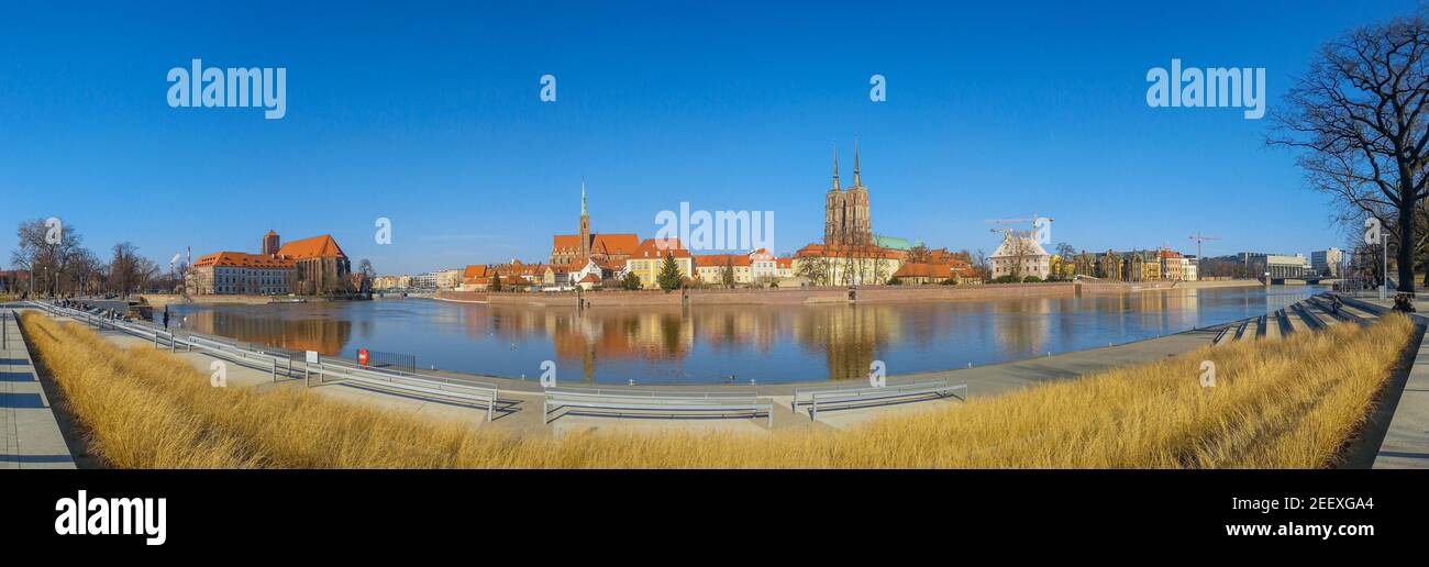 Panorama de la ciudad de Wroclaw sobre el río en el soleado no día de las nubes Foto de stock