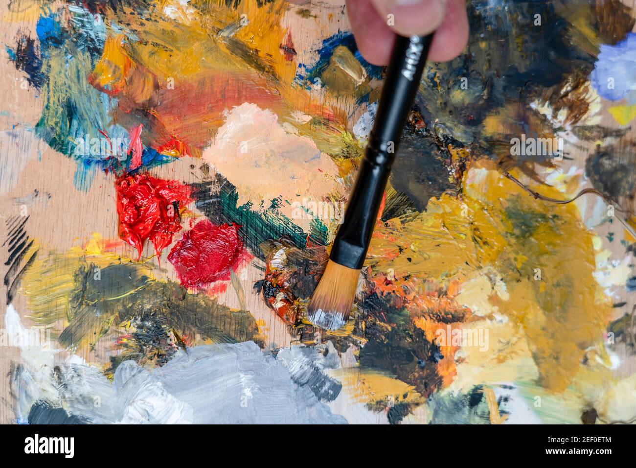 Pincel y paleta con aceites de colores de un artista en casa relajada  Fotografía de stock - Alamy