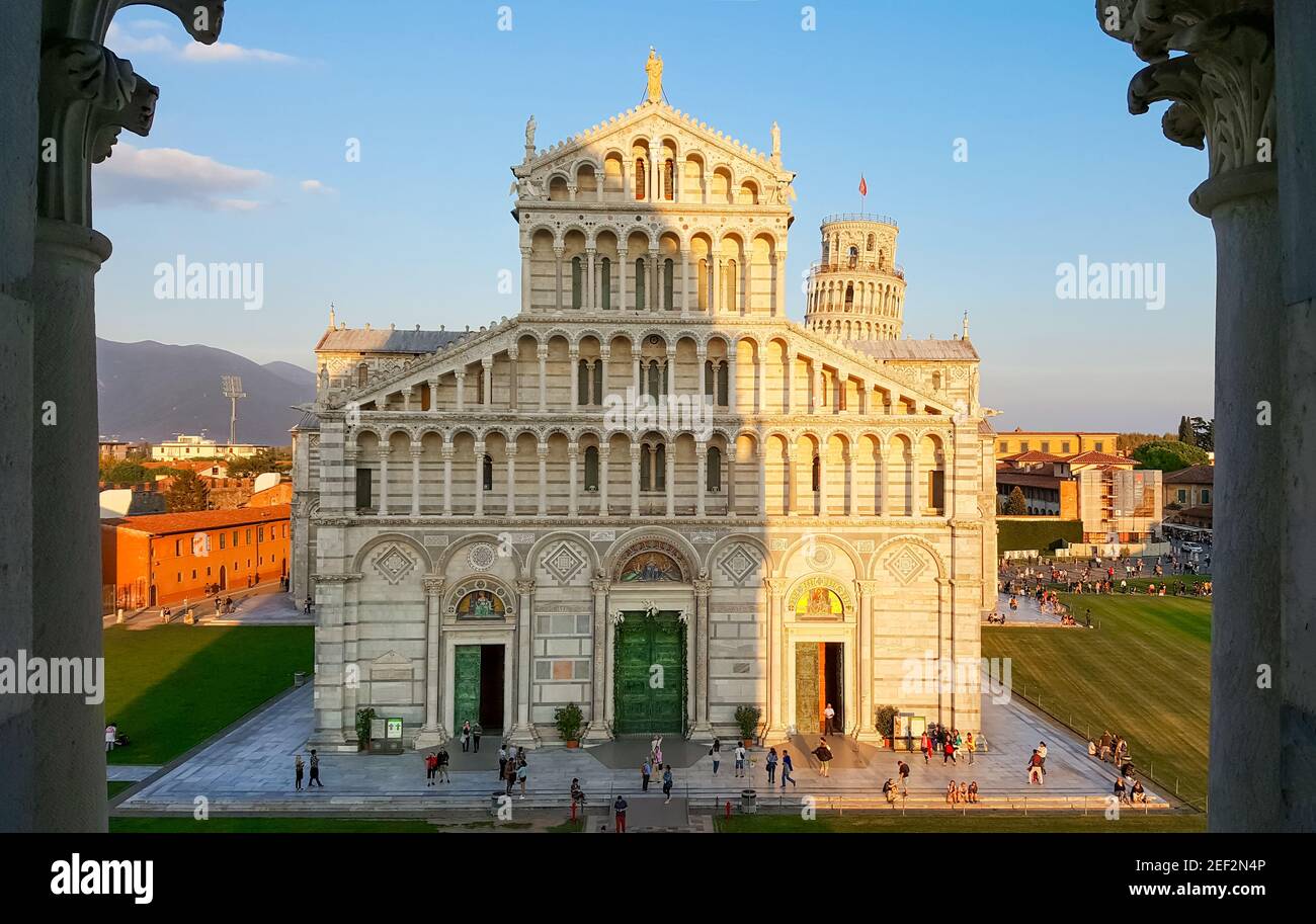 Vista desde el Baptisterio medieval nivel superior del Duomo o la Catedral de la Asunción de la Virgen María y la Torre inclinada en Pisa, Italia. Foto de stock