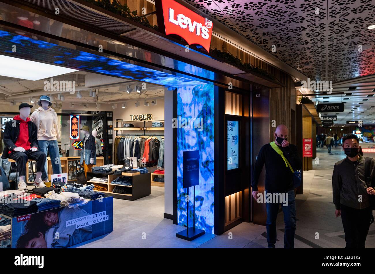 La tienda y el logotipo de la Marca Levi's de la empresa de ropa americana  se ven en Hong Kong Fotografía de stock - Alamy