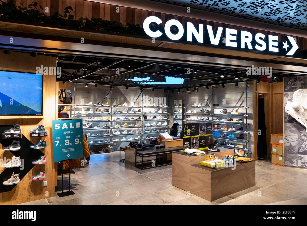 La tienda Converse de la Marca estadounidense de zapatos vista en Kong. (Foto de Budrul Chukrut / SOPA Images/Sipa de stock - Alamy