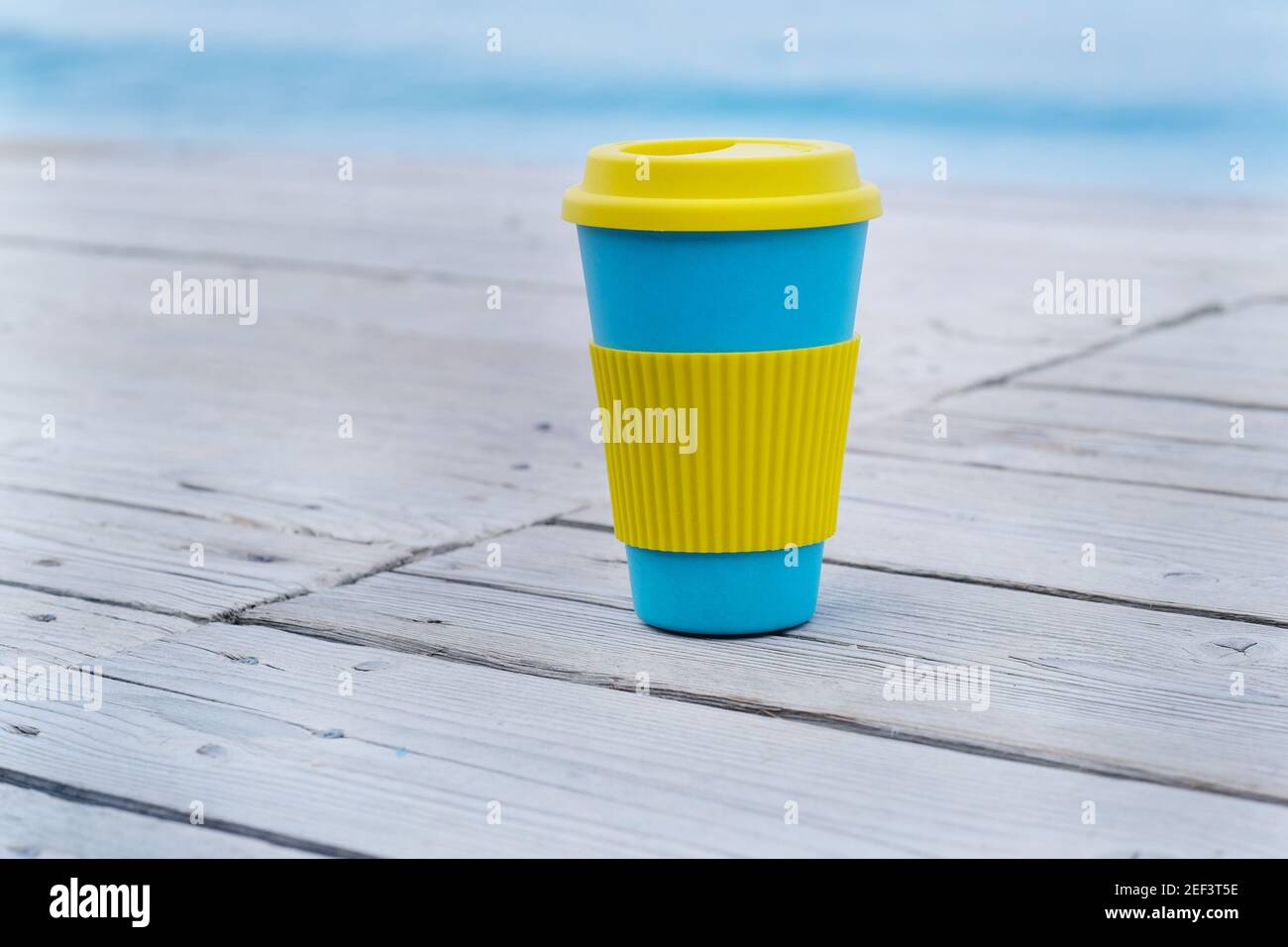 taza de café reutilizable de bambú para llevar Foto de stock