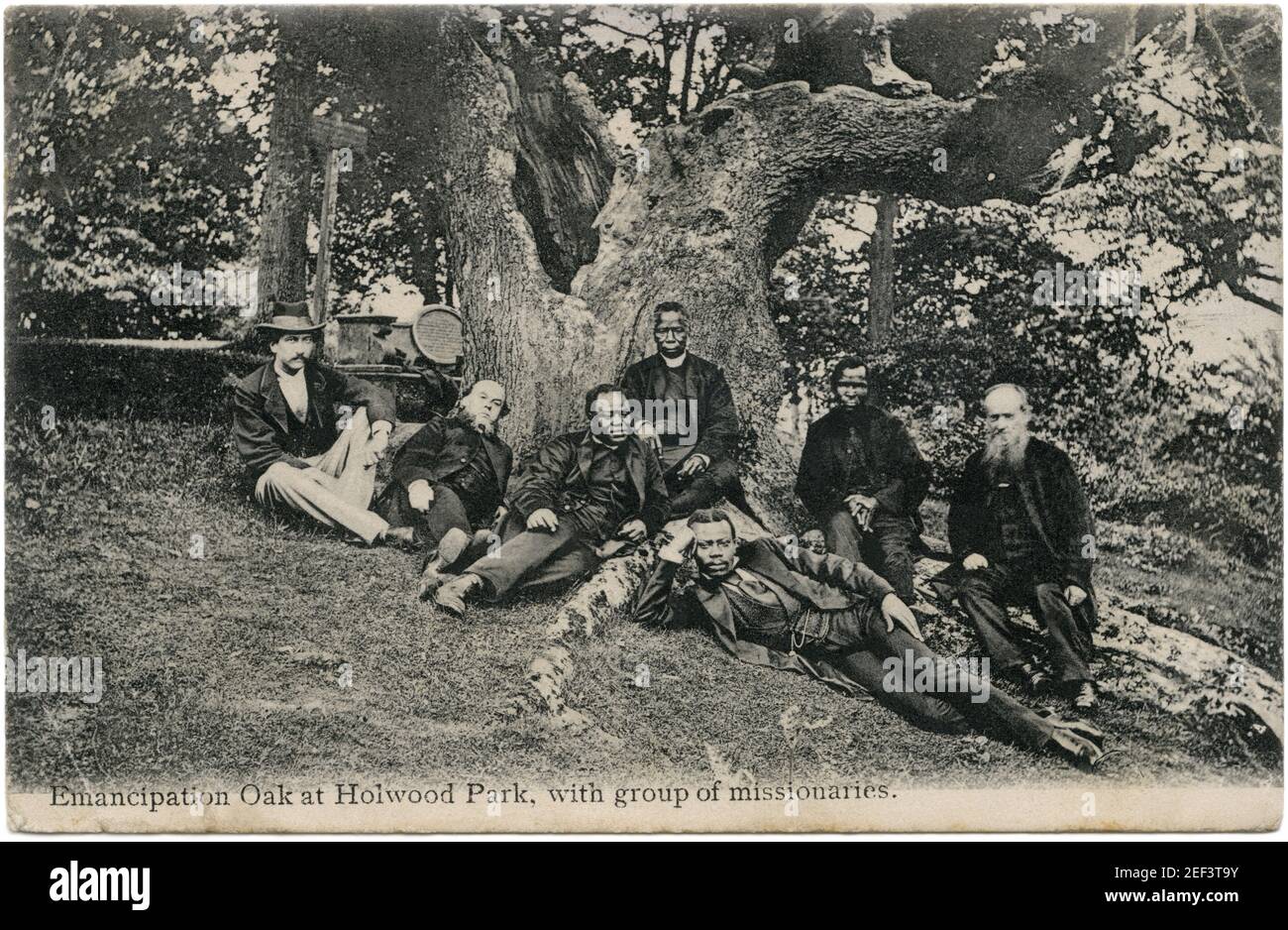 Postal del siglo XIX del obispo anglicano africano Samuel Ajayi Crowther (centro) con un grupo de misioneros bajo el roble Wilberforce, también conocido como roble Emancipation, en Holwood Park cerca de Keston, que está a unos veinte millas al sureste de Londres, en 1873. Foto de stock
