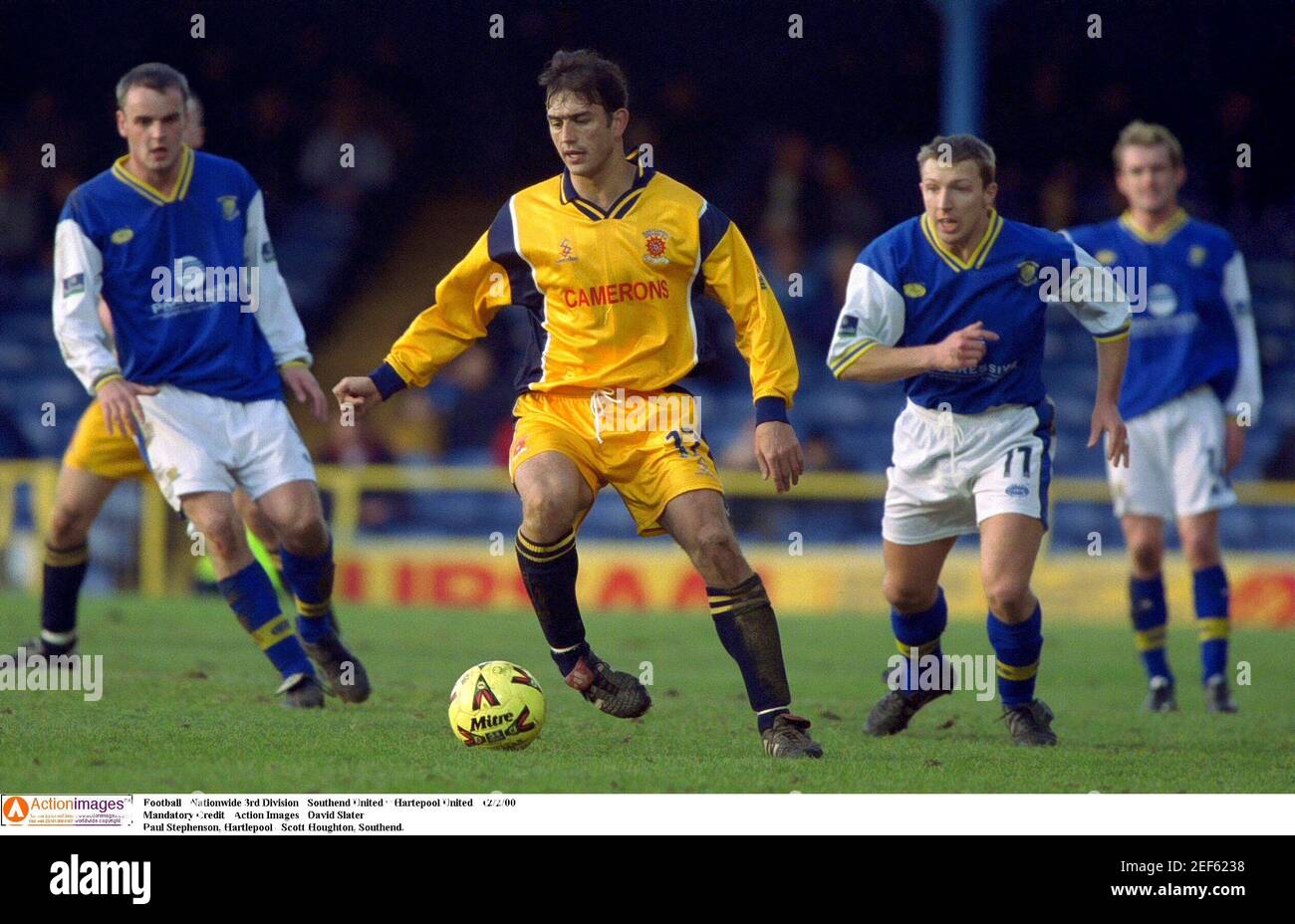 Fútbol : Nationwide 3rd Division : Southend United v Hartebrpool United :  12/2/00 crédito obligatorio : Action Images / David Slater Martin  Carruthers, Southend, celebra después de anotar con Scott Houghton  Fotografía de stock - Alamy