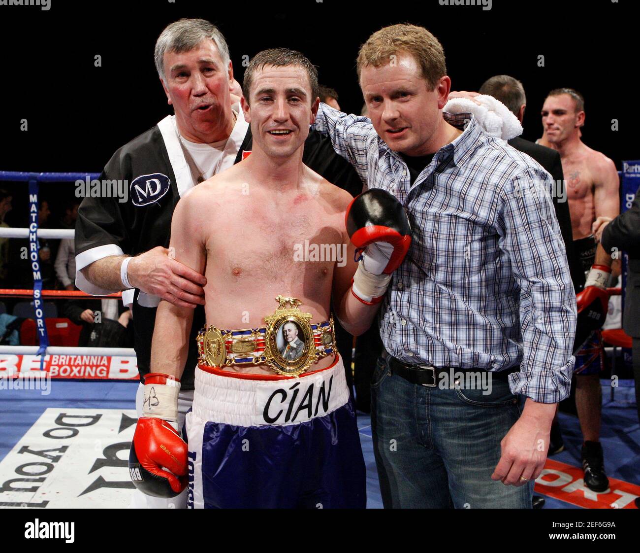 Boxeo - Colin Lynes v Paul McCloskey - British Light-Welterweight Título - Goresbrook Leisure Center, Dagenham - 5/12/08 Paul McCloskey celebra la victoria con el cinturón y entrenador John Breen (L) crédito obligatorio: Action Images / Andrew Couldridge Foto de stock