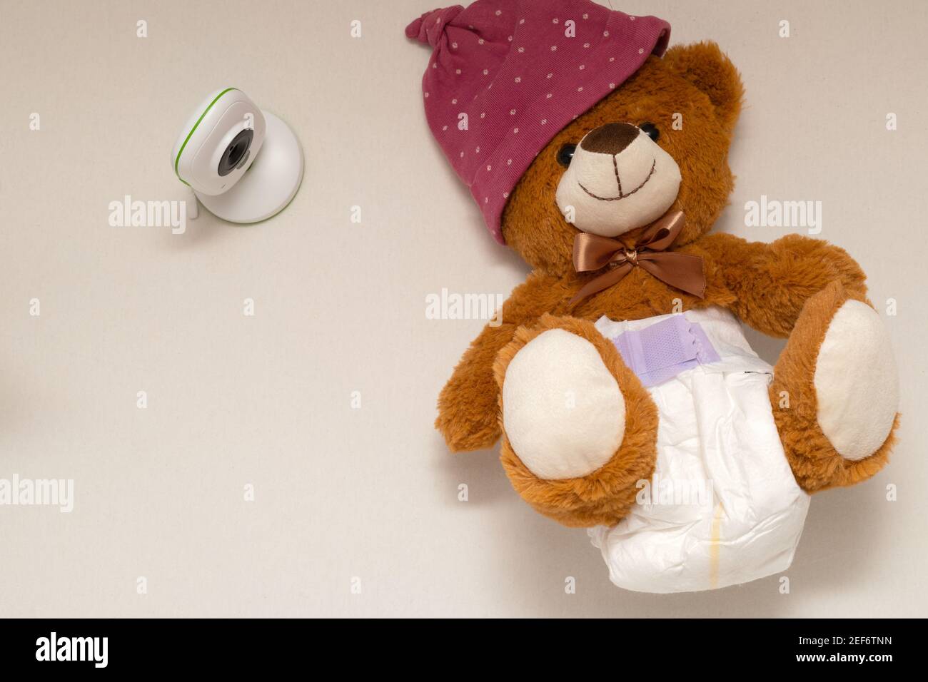 Imagen de un vigilabebés, una cámara y un oso de peluche en la habitación  de los niños Fotografía de stock - Alamy