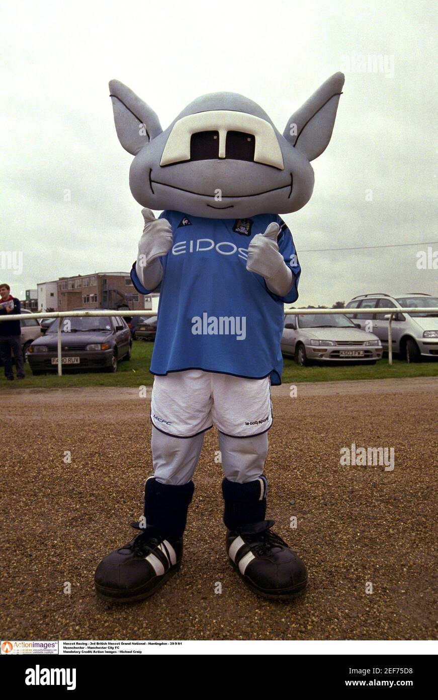 Mascot Racing - 3ª mascota británica Grand National - Huntingdon - 29/9/01  Moonchester - Manchester City FC crédito obligatorio: Action Images /  Michael Craig Fotografía de stock - Alamy