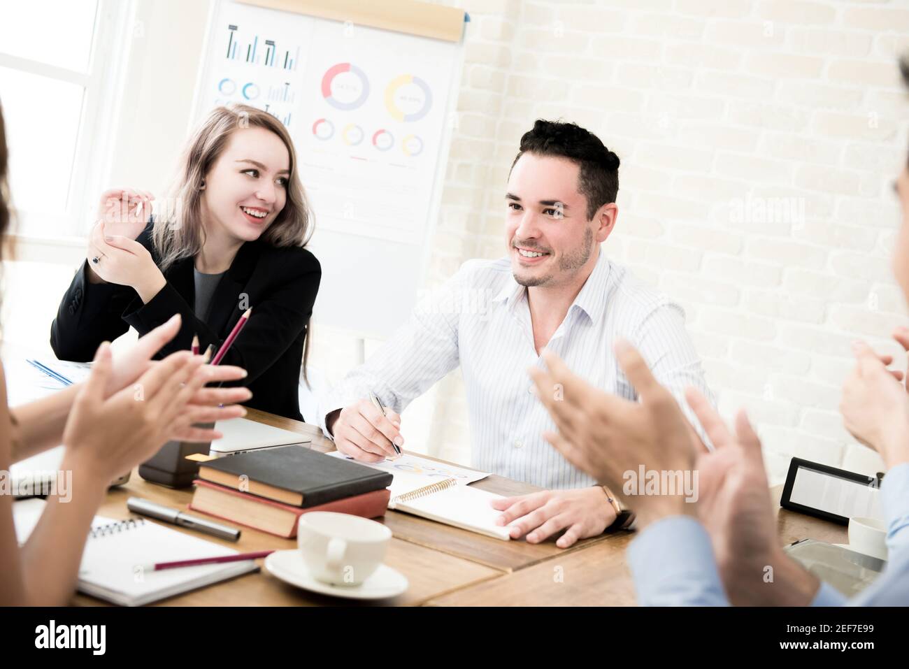 Gente de negocios dando a su colega el aplauso en la reunión Foto de stock