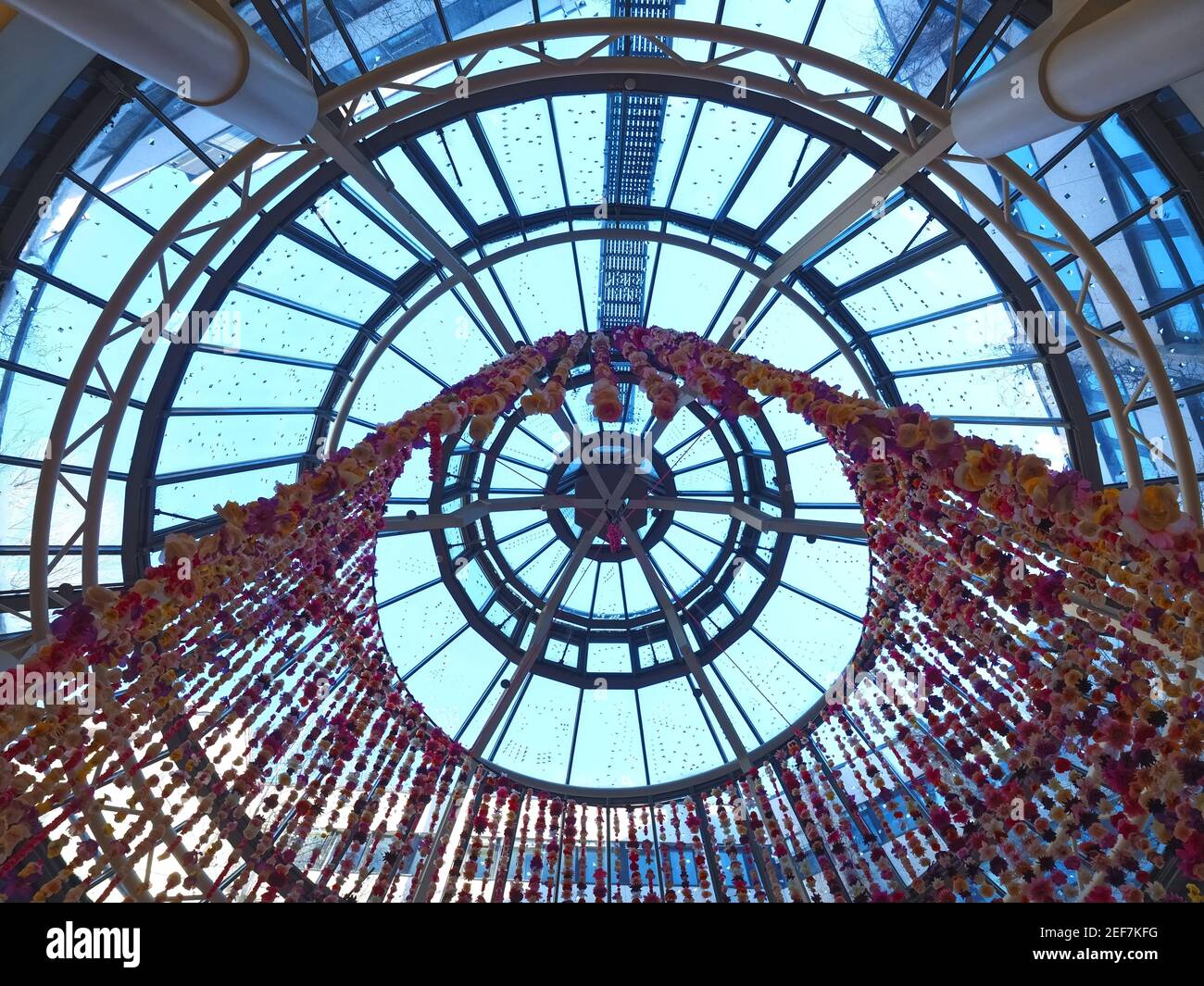 Techo dentro del famoso centro comercial Schadow Arkaden en Duesseldorf Foto de stock