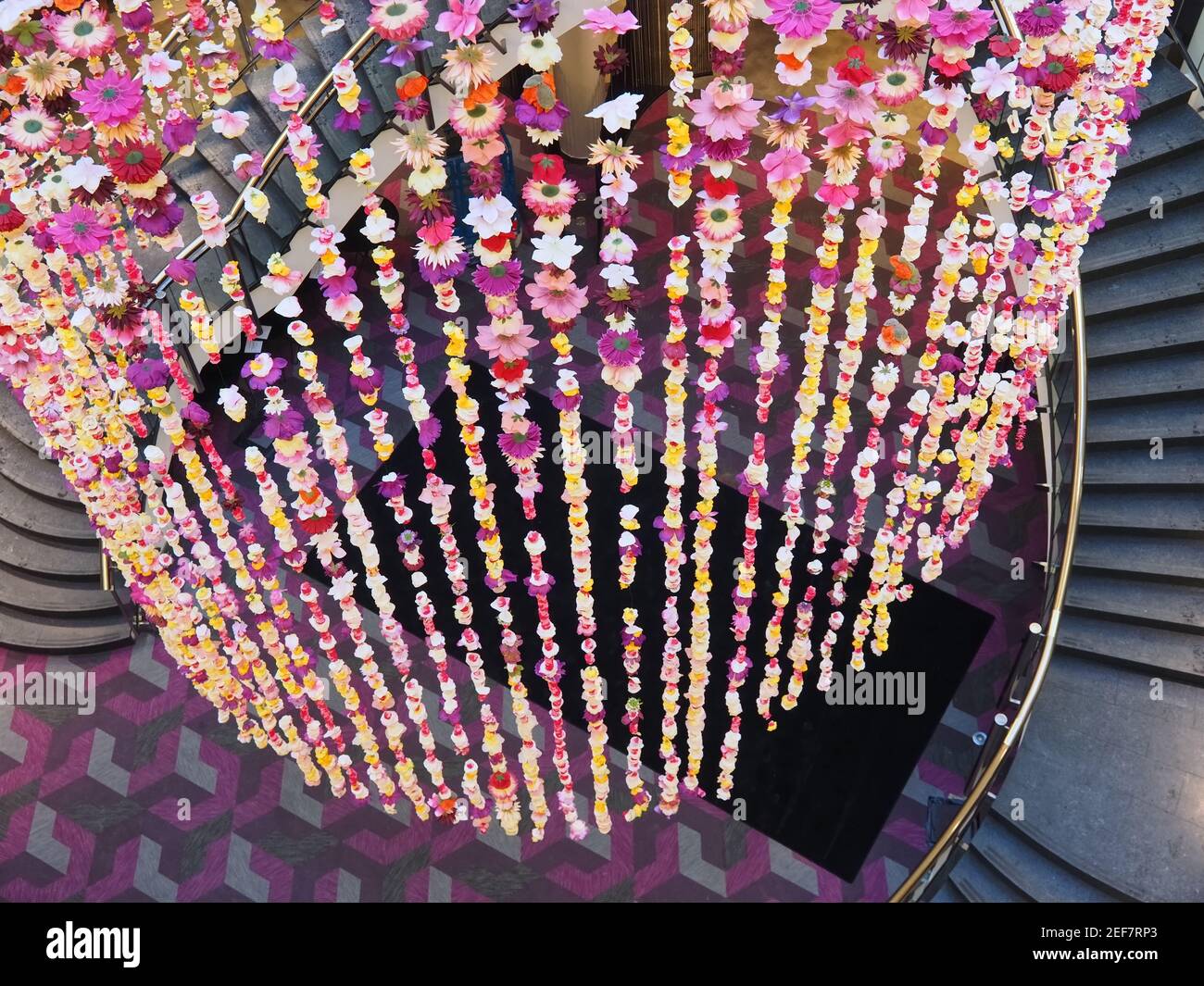 Escalera con decoración floral dentro del famoso centro comercial Schadow Arkaden En Düsseldorf Foto de stock