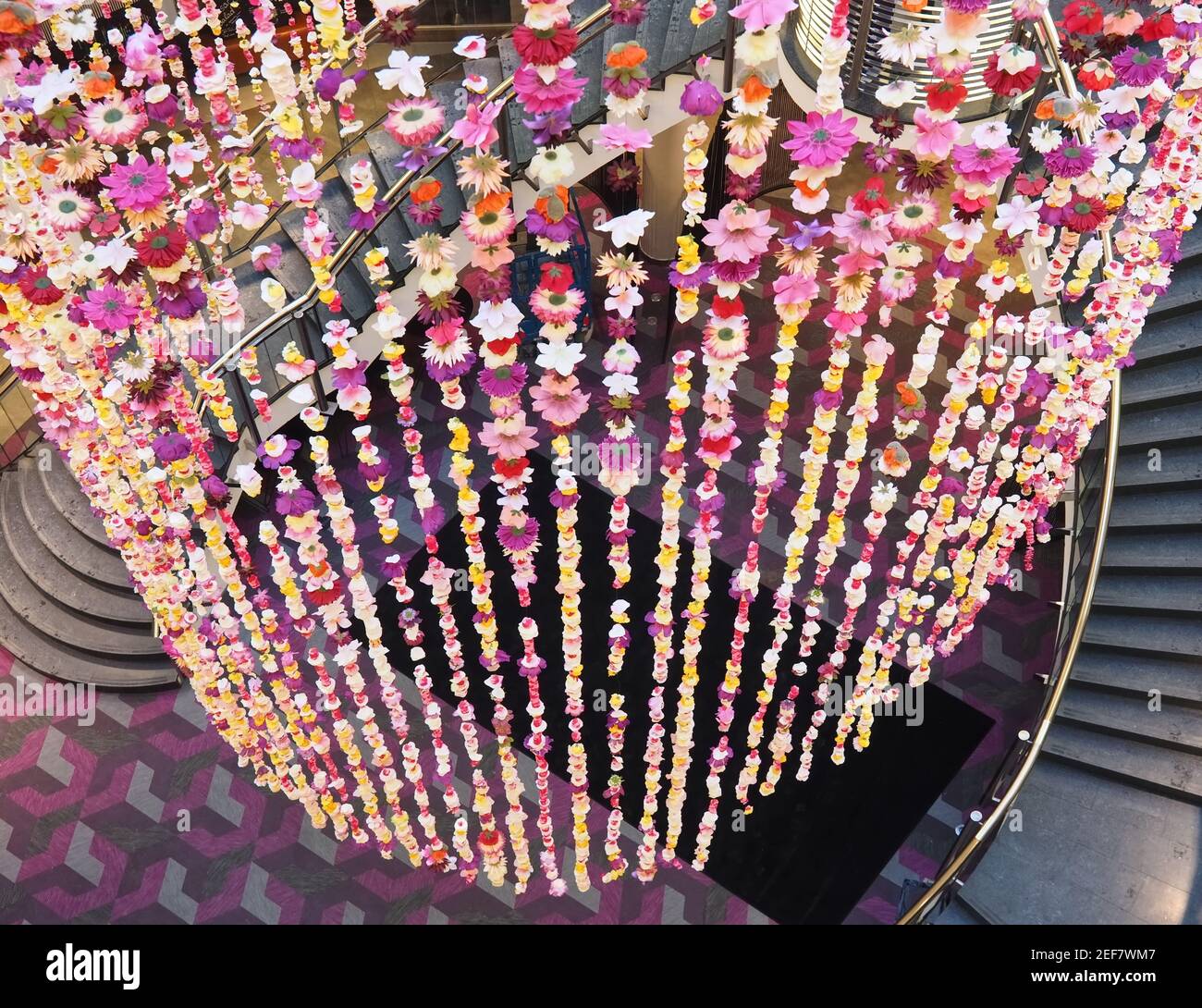 Escalera con decoración floral dentro del famoso centro comercial Schadow Arkaden En Düsseldorf Foto de stock