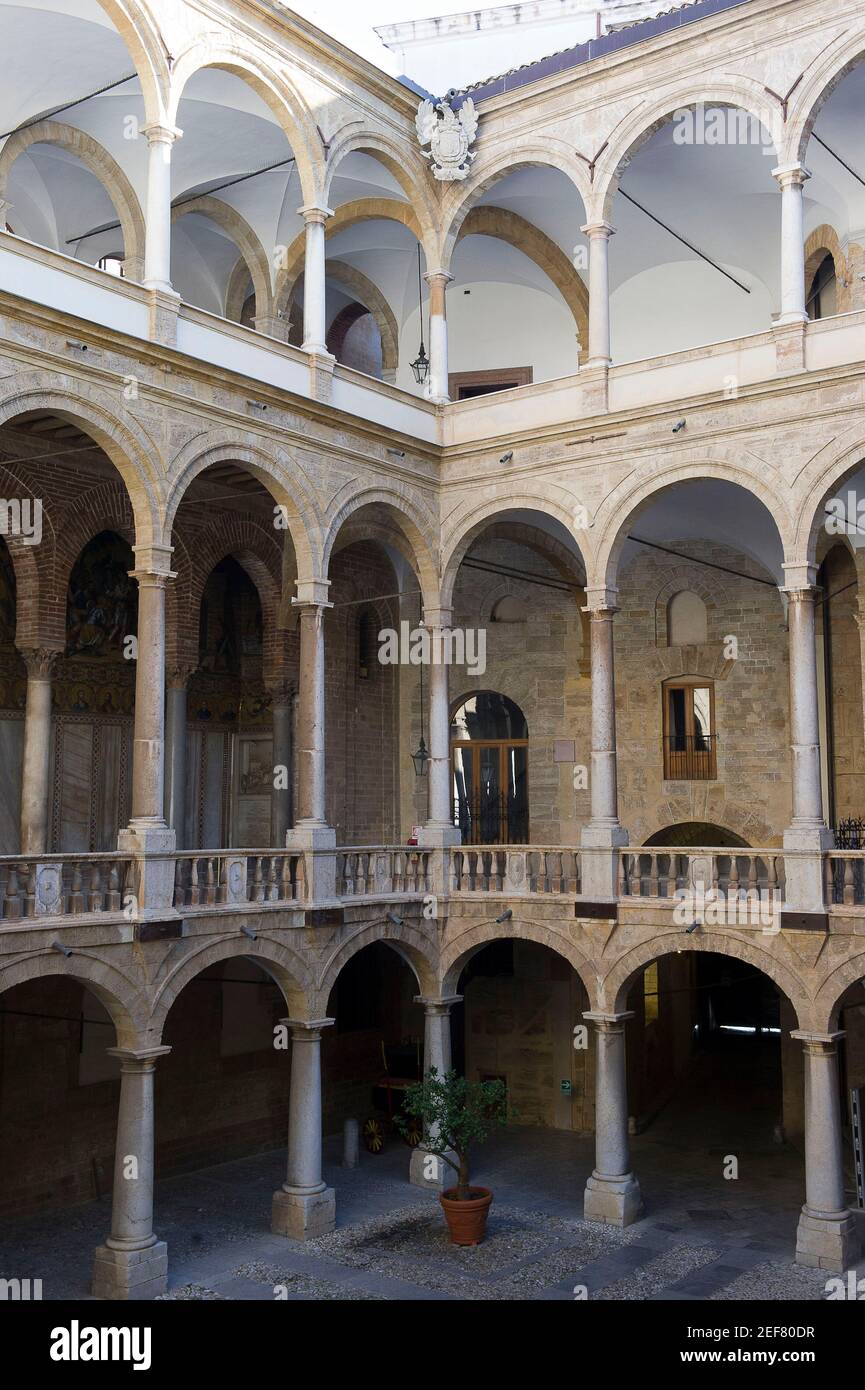 Europa, Italia, Sicilia, Palermo, Vista general del patio interior del histórico Palazzo dei Normanni - columnade arcos pasarelas en el exterior de los tres Foto de stock