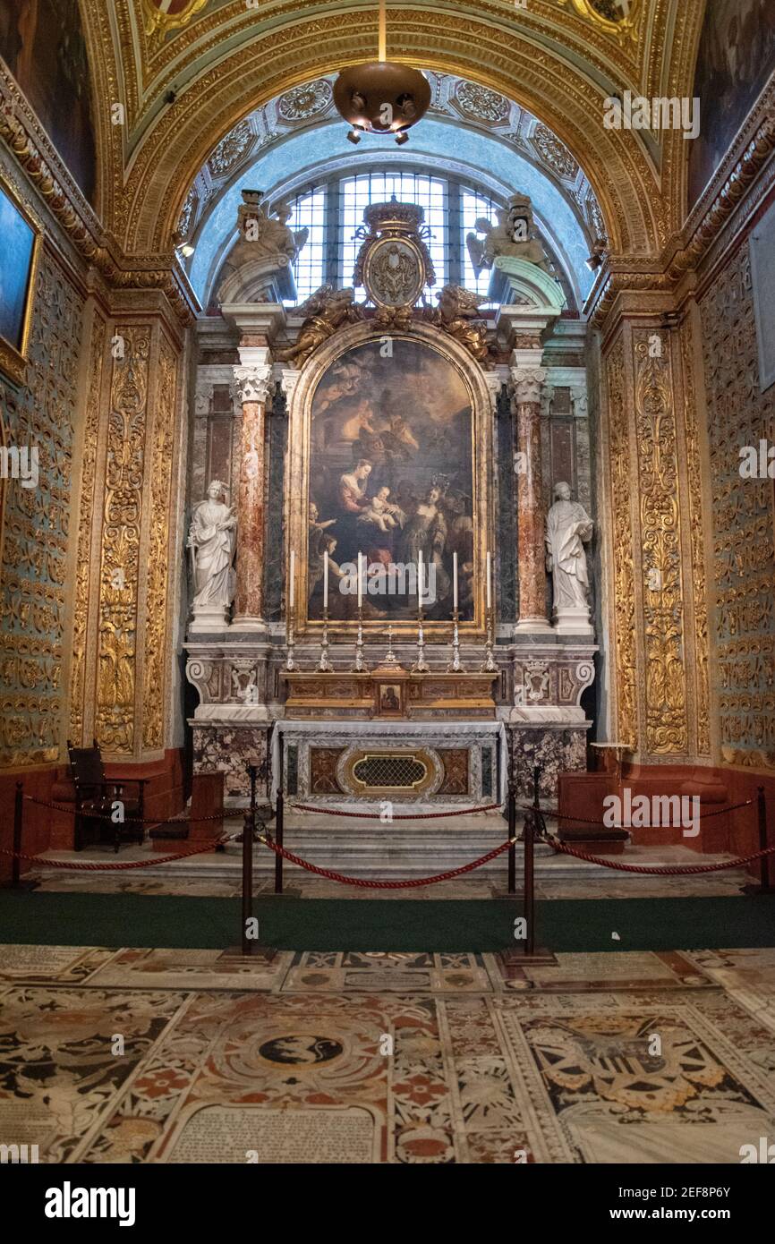 Capilla de la Langue de Italia, Co-Catedral de San Juan, Valletta, Malta. Su retablo representa el matrimonio místico de Santa Catalina, y es el ingenio Foto de stock