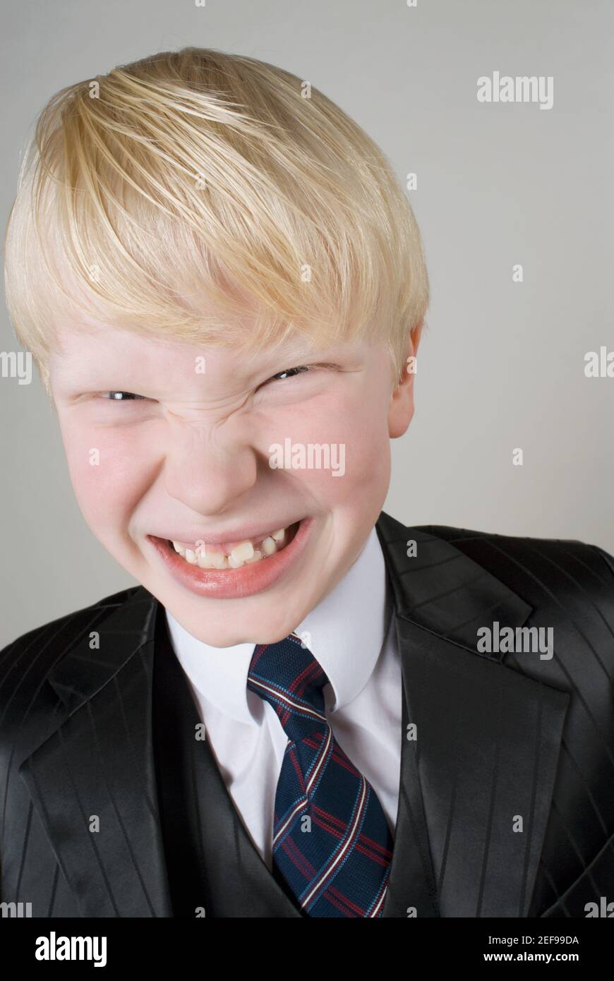 Primer plano de un chico apretando los dientes Foto de stock