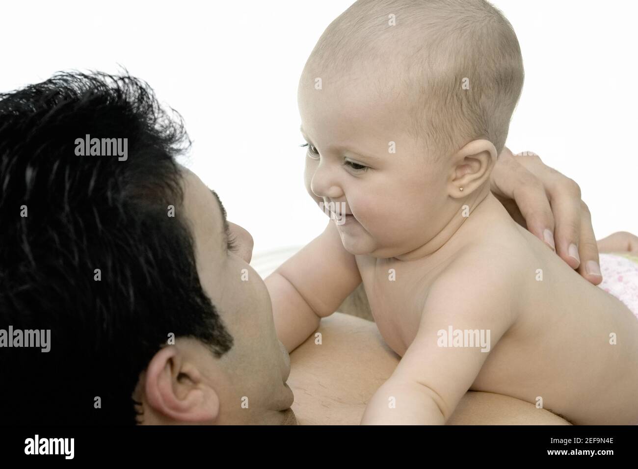 Primer plano de un padre con su hija Foto de stock