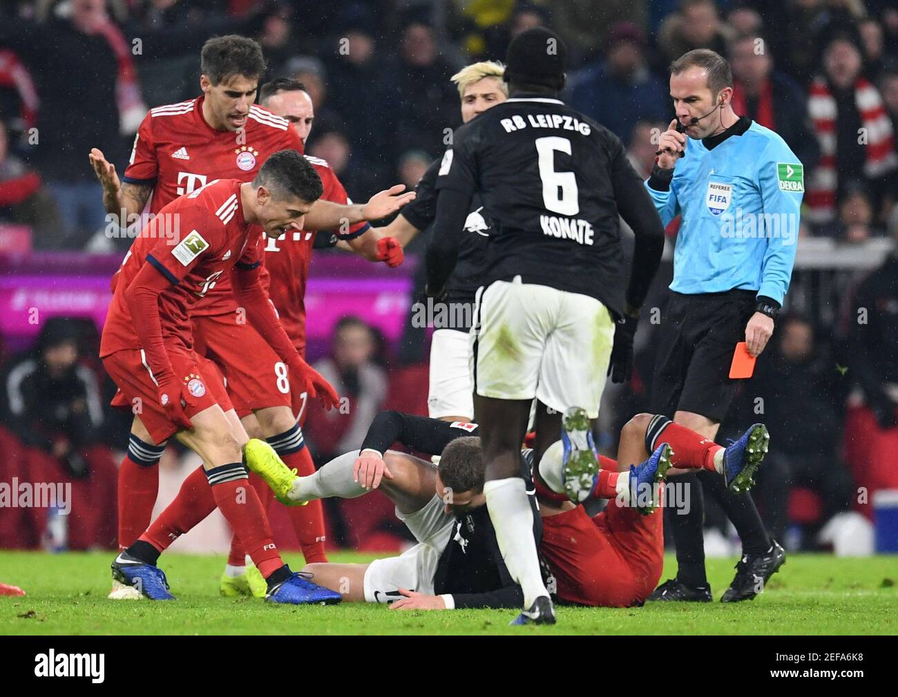 Fútbol - Bundesliga - Bayern Munich contra RB Leipzig - Allianz Arena,  Munich, Alemania - 19 de diciembre, 2018 Robert Lewandowski de Bayern  Munich reacciona antes de que Stefan Ilsanker de RB