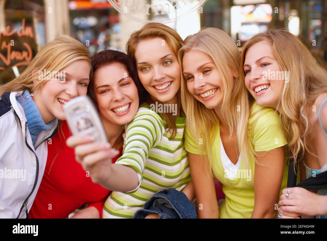 Cinco mujeres jóvenes tomando una fotografía de sí mismas Foto de stock