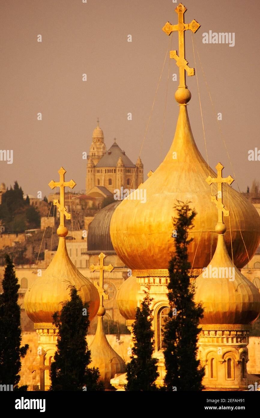 Cúpulas de una iglesia, Iglesia de Santa María Magdalena, Monte de los Olivos, Jerusalén, Israel Foto de stock