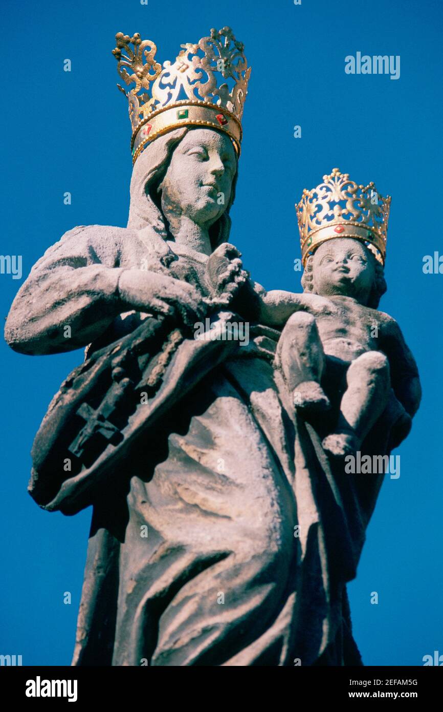 Vista angular de una estatua, Virgen María, Catedral de Burgos, Burgos, España Foto de stock
