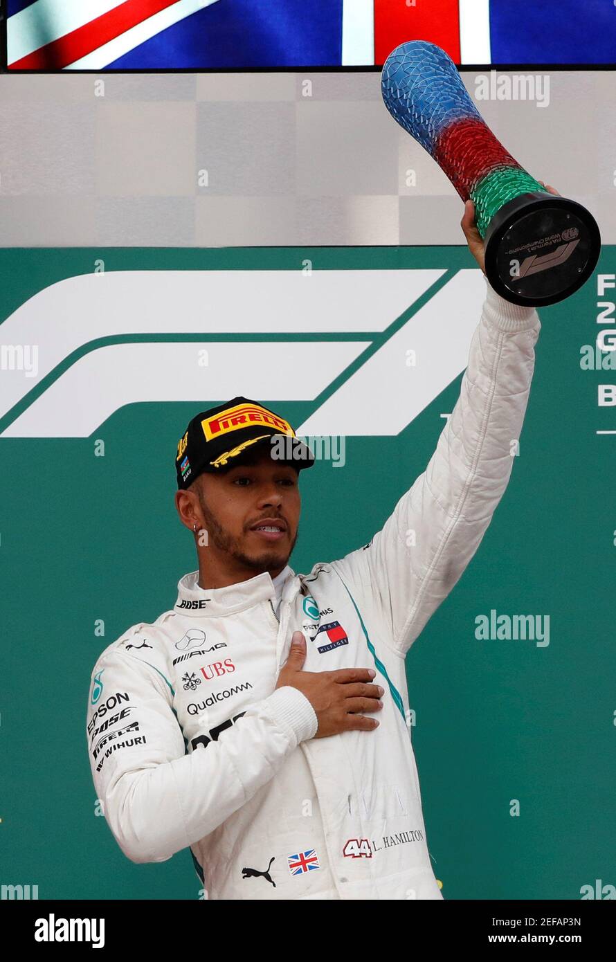 Fórmula uno - F1 - Gran Premio de Azerbaiyán - circuito de la ciudad de  Baku, Baku, Azerbaiyán - 29 de abril de 2018 Mercedes' Lewis Hamilton  celebra con un trofeo en