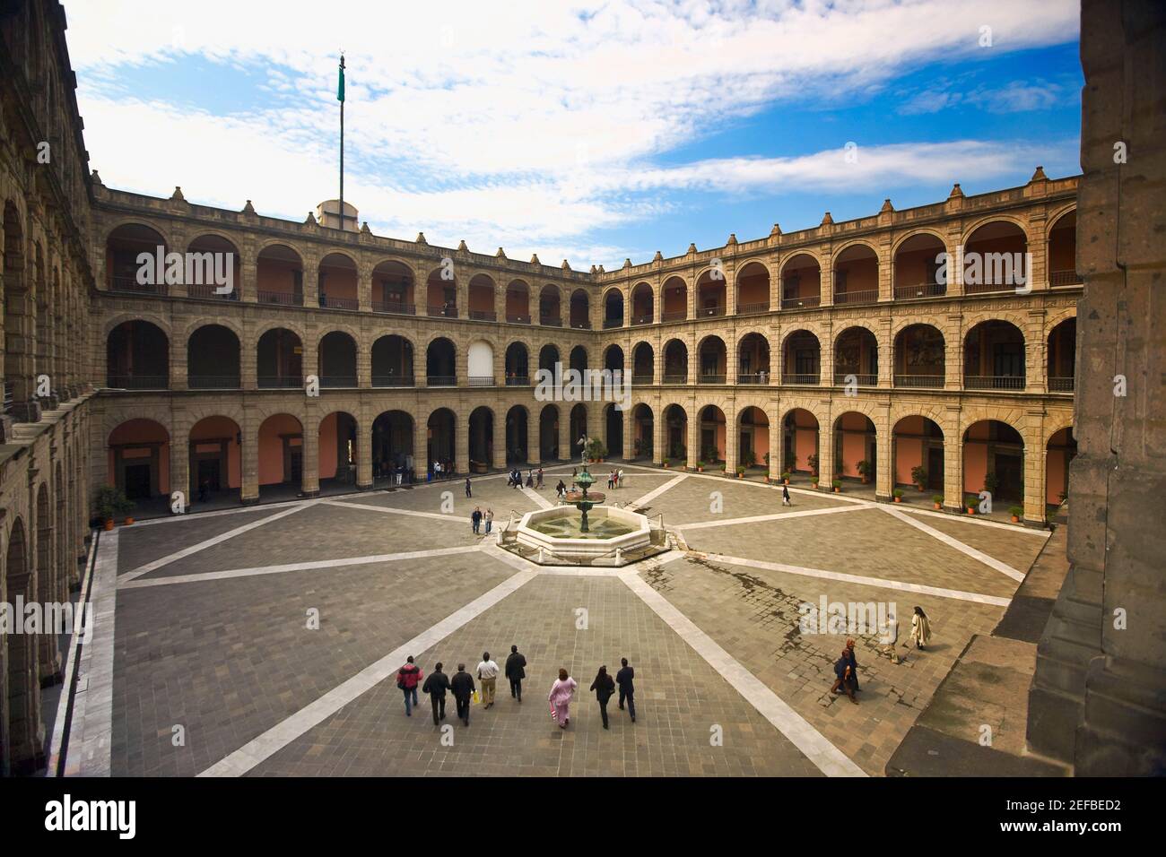 Vista de gran angular de los turistas en el patio de un palacio, Palacio  Nacional, Zócalo, Ciudad de México, México Fotografía de stock - Alamy