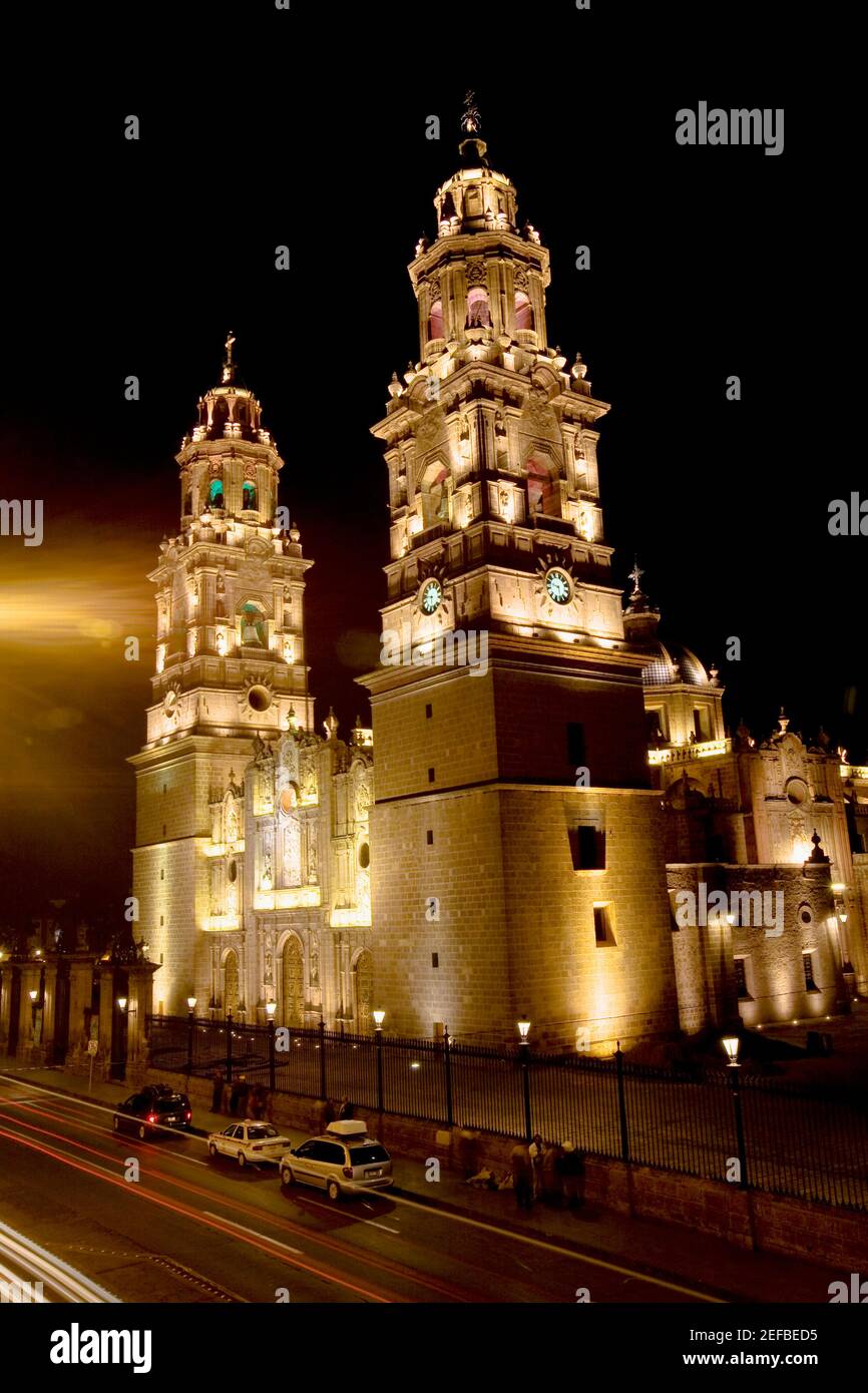 Catedral iluminada por la noche, Catedral de Morelia, Morelia, Estado