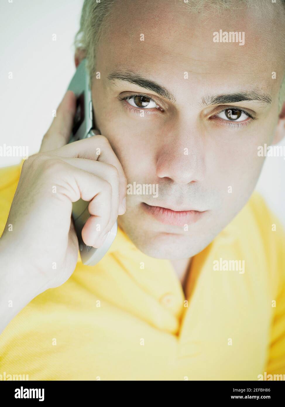 Retrato de un joven hombre hablando por un teléfono móvil Foto de stock