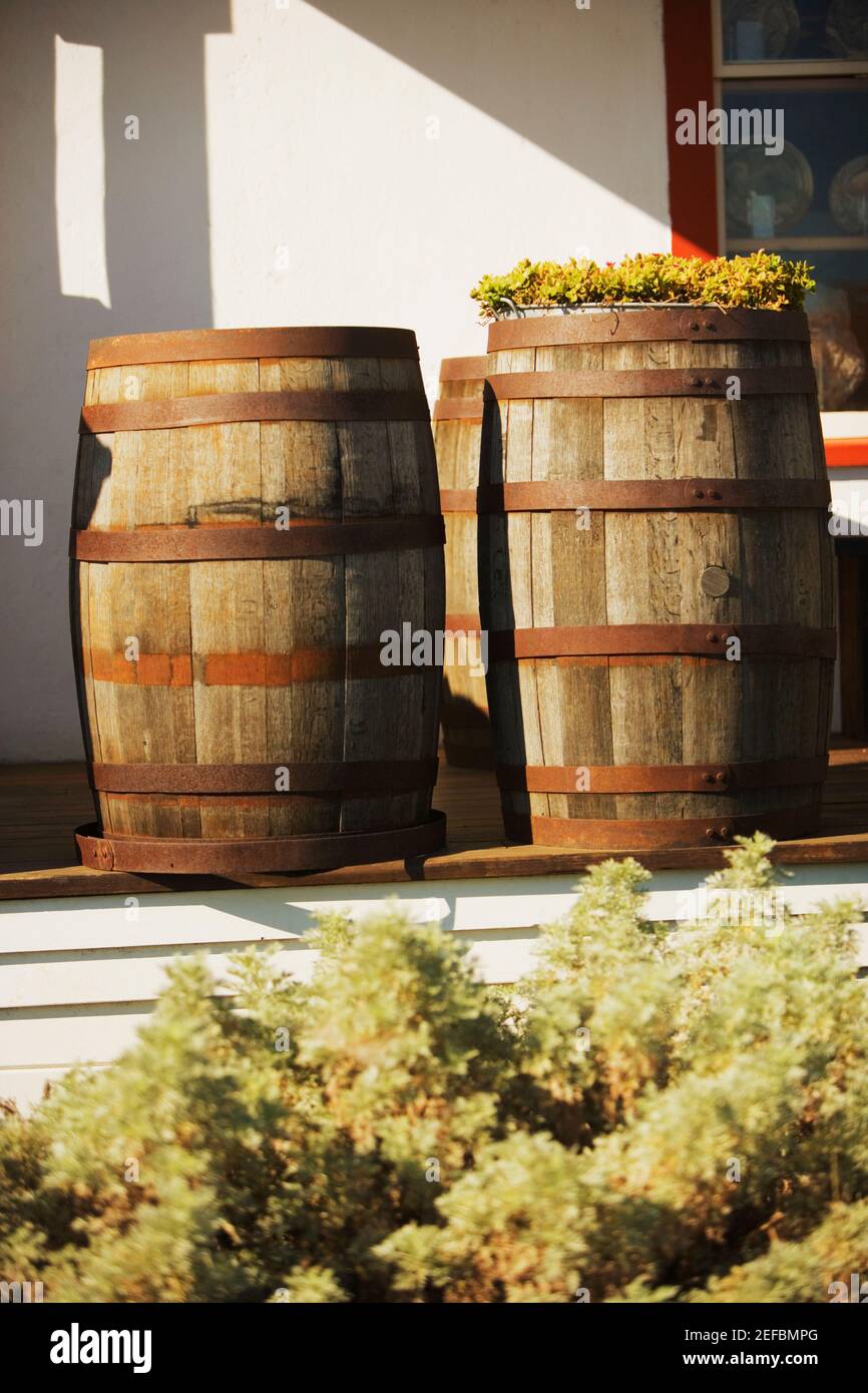 Dos barriles de madera en un porche Foto de stock