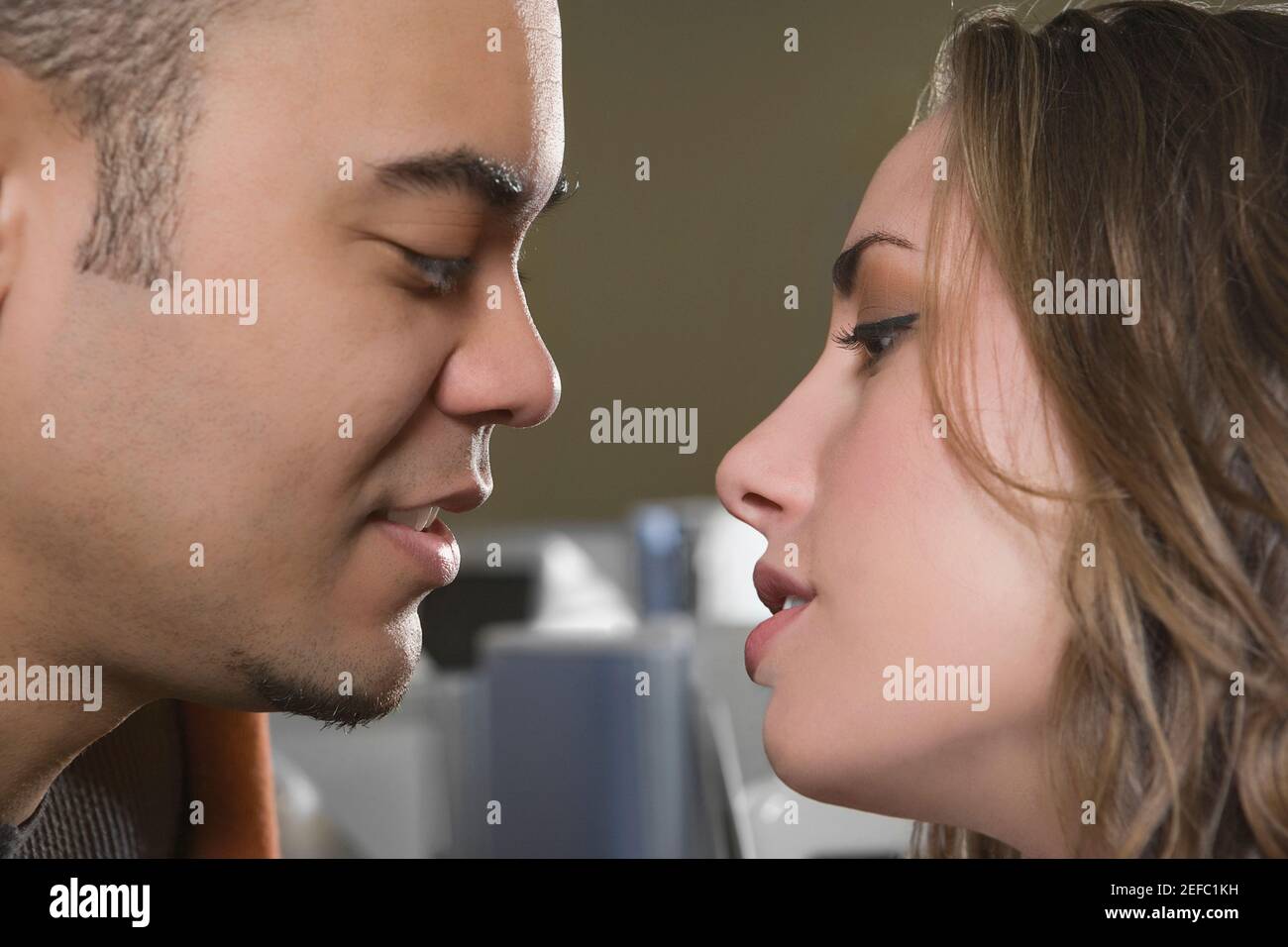 Primer plano de una pareja joven mirando entre sí Foto de stock
