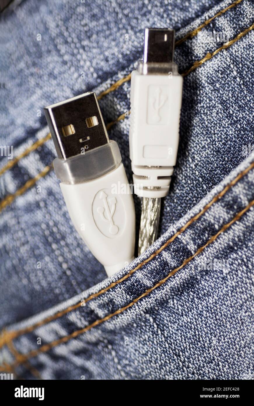 Primer plano de dos cables USB en un bolsillo de personÅ½s Foto de stock