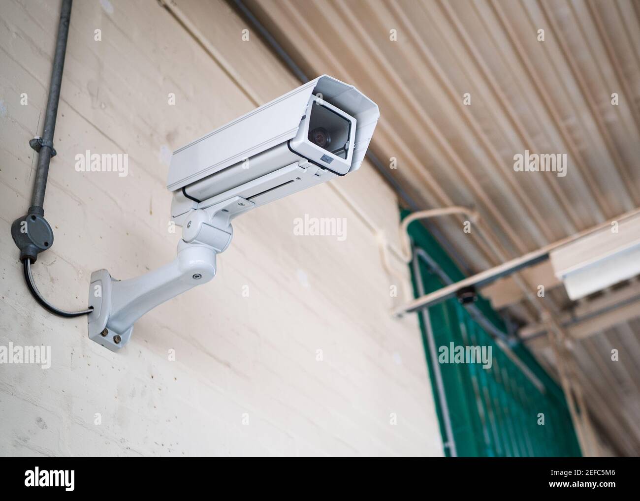 Prisión sala comunal cárcel la luz del sol de alta seguridad se ha caído  Centro de detención de inmigración Inglaterra con vigilancia profesional de  cámaras de seguridad CCTV Fotografía de stock -